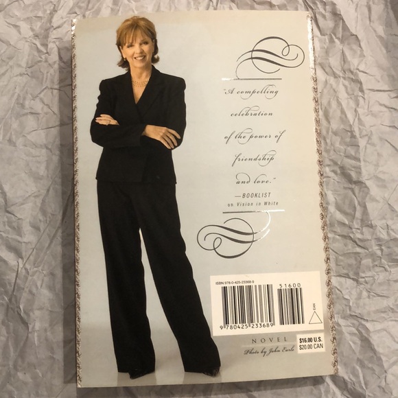 ⭐️5 for $15⭐️ Savor The Moment by Nora Roberts | Book - Picture 2 of 2